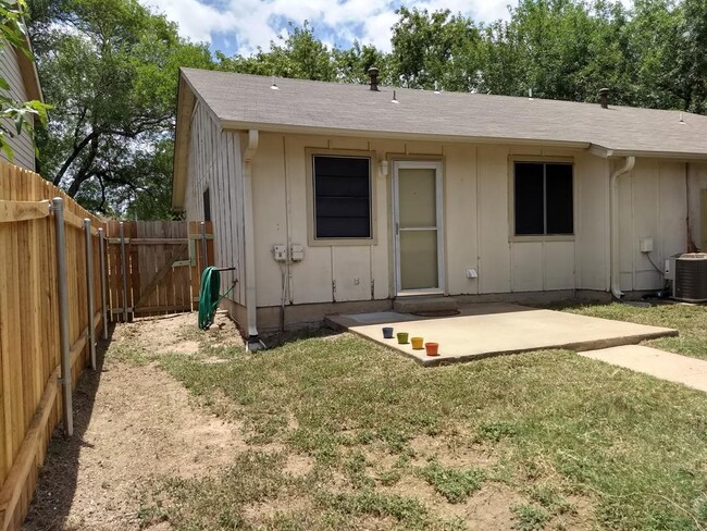 Building Photo - 1620 W Braker Ln
