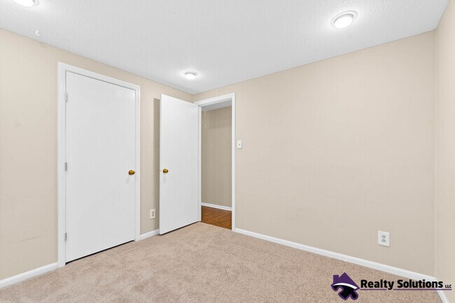 Building Photo - 6 Cranberry Court