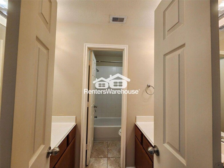 Building Photo - 11111 Valley Kings Dr