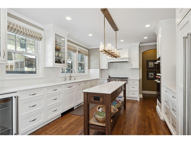 Building Photo - 2810 W Lake of the Isles Pkwy