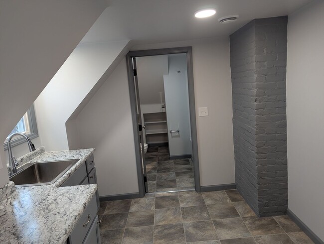 Building Photo - Complete New Remodel: cozy, 1-bedroom apt w/all new kitchen and bath, overlooking Mill Run