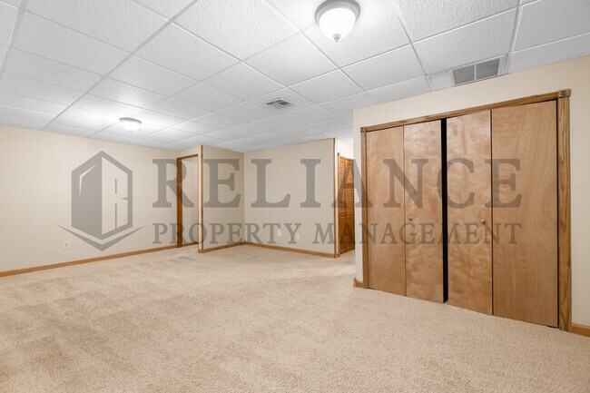 Building Photo - 2014 N Pine Grove St