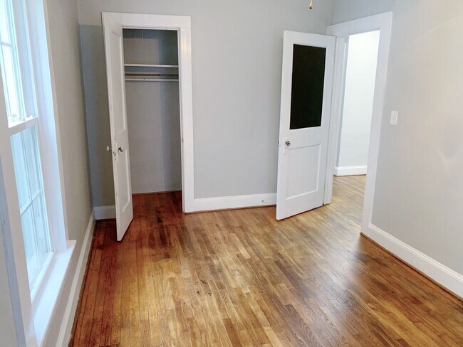Building Photo - 3 Bedrooms 2 Full Bathrooms with fenced in...