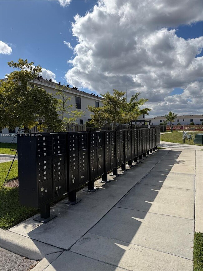 Building Photo - 323 NE 16th St