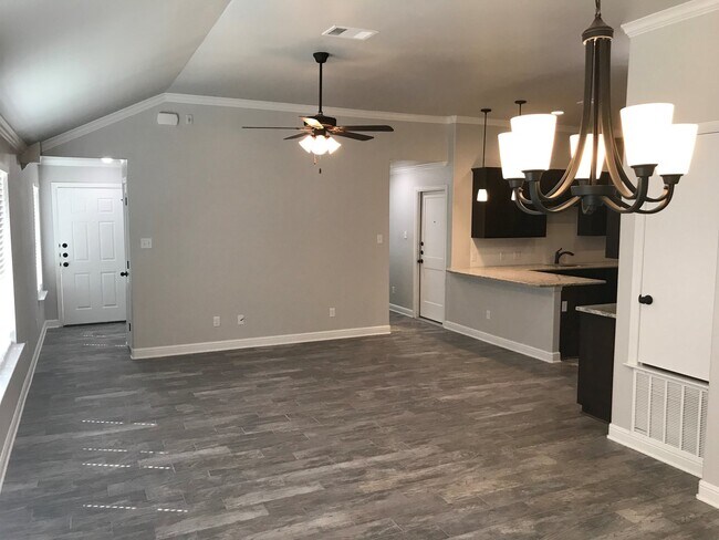 Building Photo - Gorgeous 2 bed/2 bath near Bunny Trail