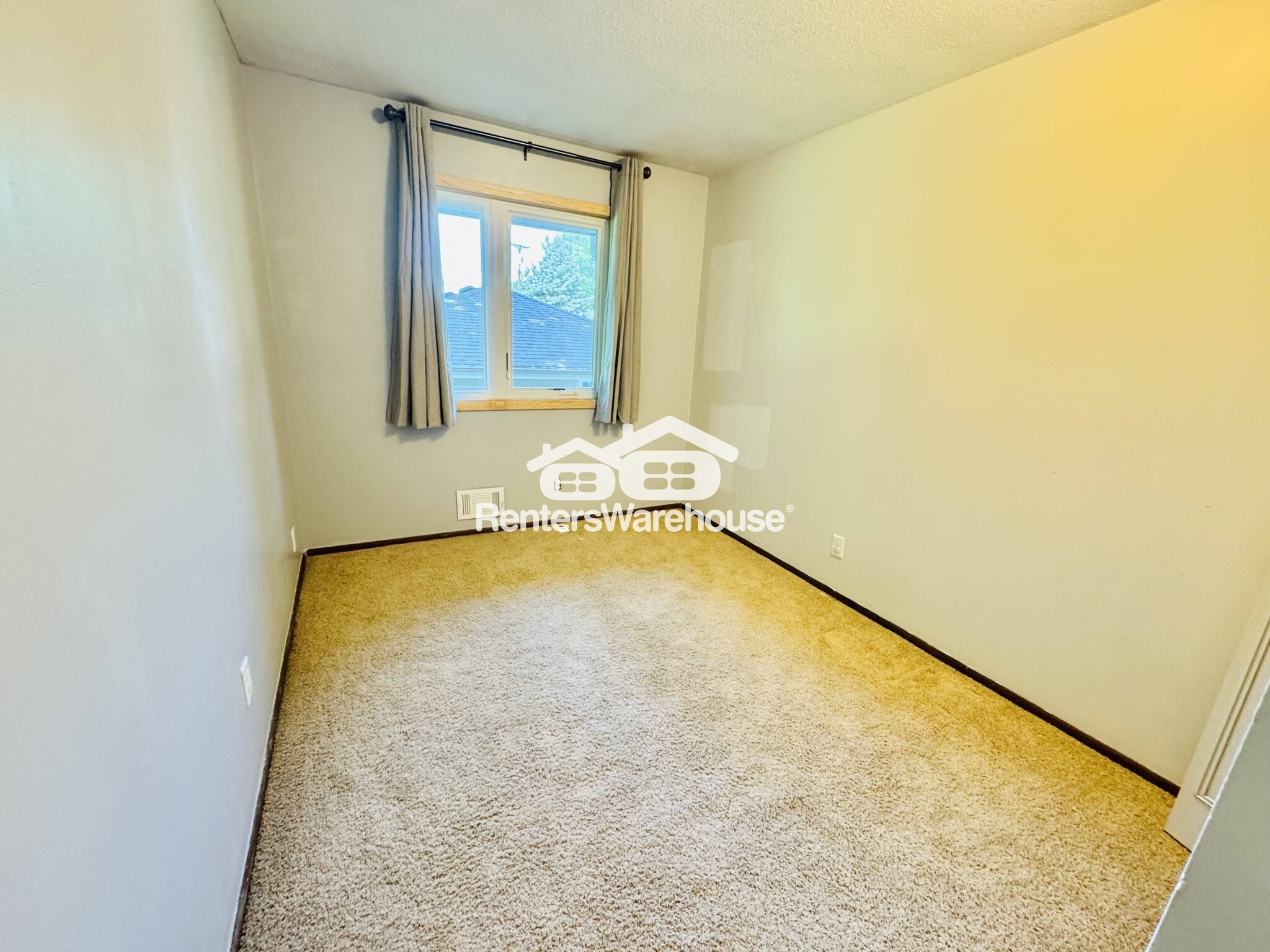 Building Photo - 5043 Shoreline Dr