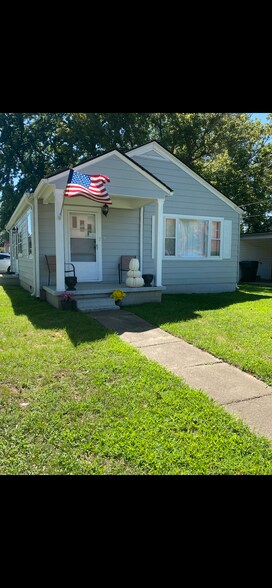 Front, corner lot - 400 W Byers Ave