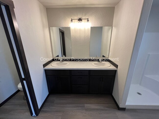 Building Photo - 3 bed, 2 bath house