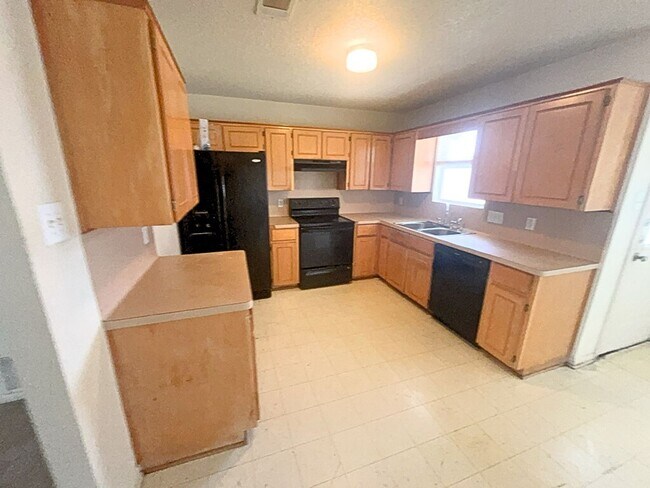 Building Photo - AVAILABLE NOW!