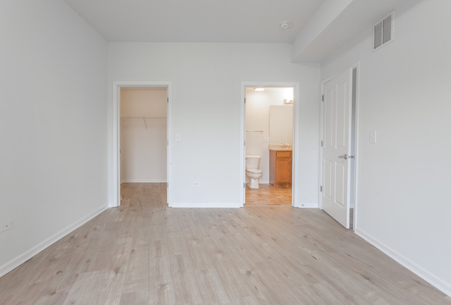 Building Photo - ReVerb Century Station Apt! (3200 S Oak Park)