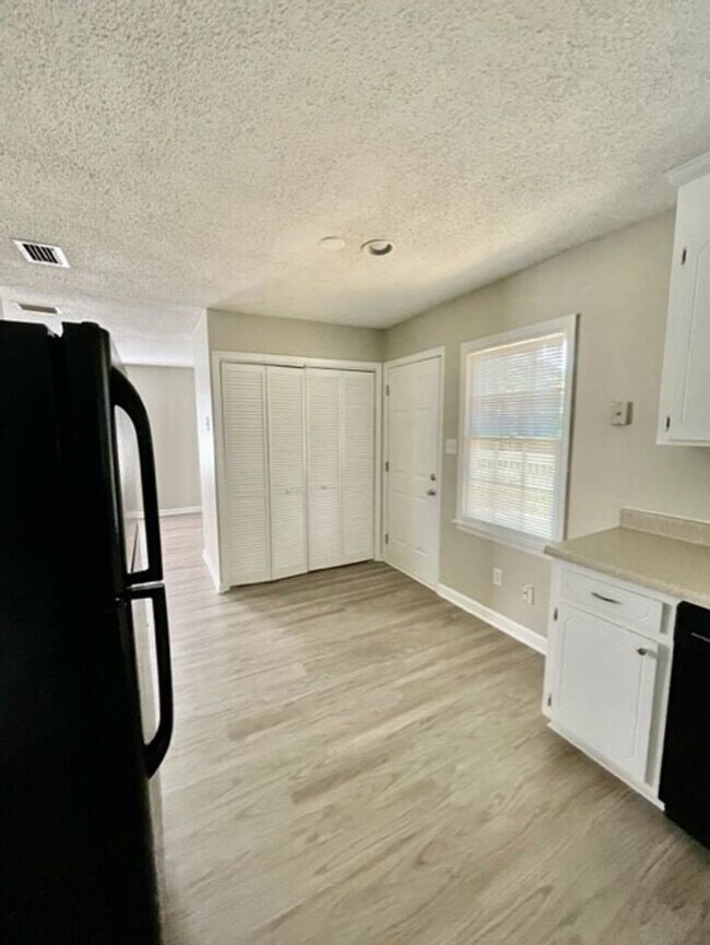 Building Photo - Must see this spacious 3 bedroom 1.5 bath ...