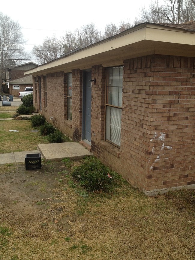 Building Photo 1 #8 - 8-9 Azalea Ave