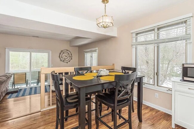 Building Photo - Charming 2BR Condo in South Weymouth