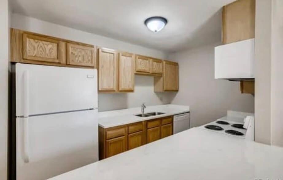 Kitchen - 225 E 8th Ave