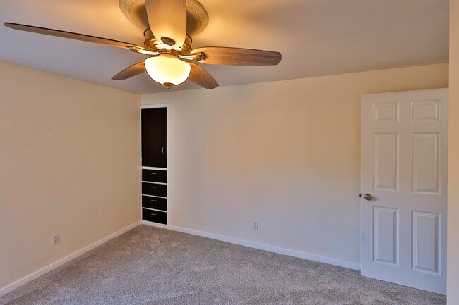 Built in drawers and ceiling fans - 1020 E Garden Ave