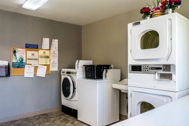 Building Photo - 2210 SW 19th St