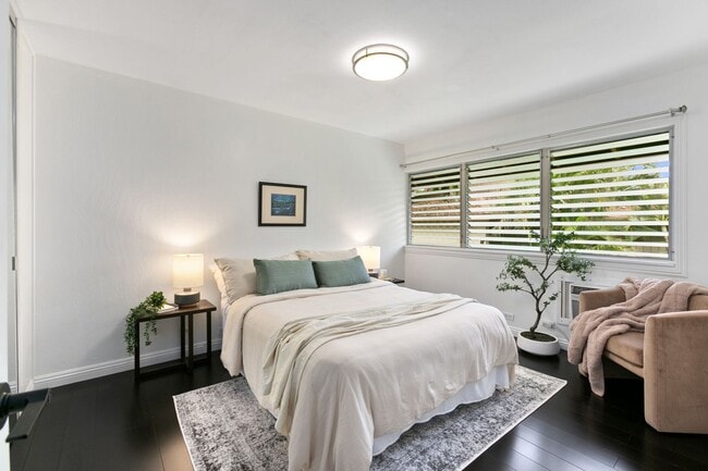 Building Photo - Kahala Tropic Gardens 2 bed 1.5 bath Fully Remodeled Condo