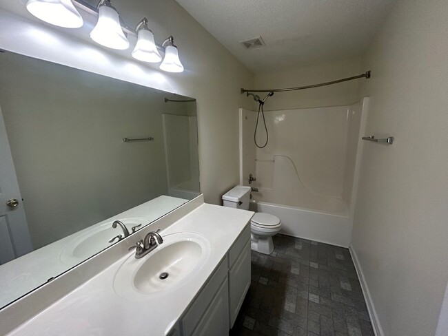 Building Photo - 208 Charles Towne Ct