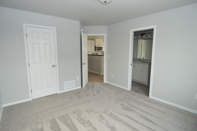 Building Photo - Beautiful 4 bed 2 bath Townhome for rent!