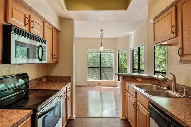 Building Photo - 4711 Spicewood Springs Rd