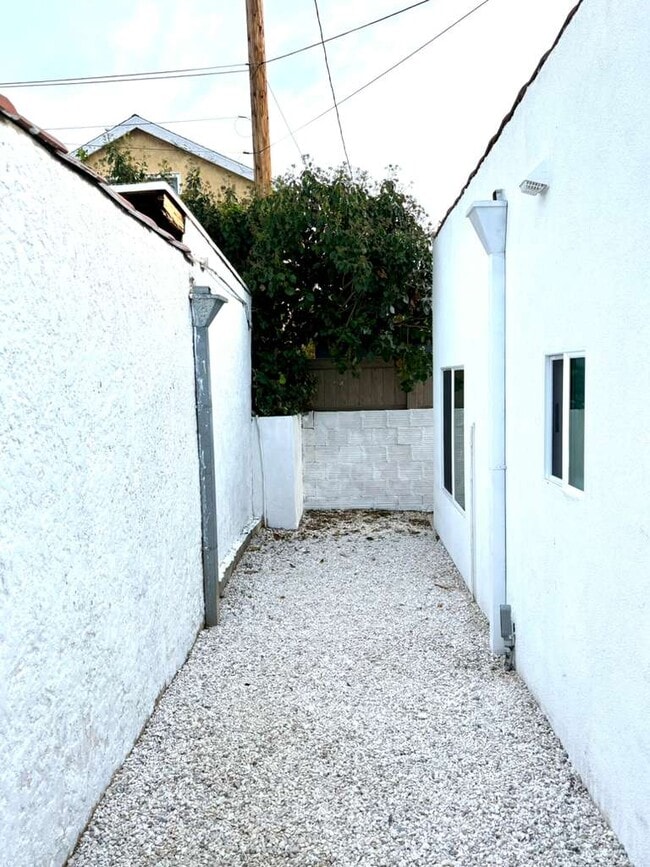 Building Photo - 10775 W Olympic Blvd