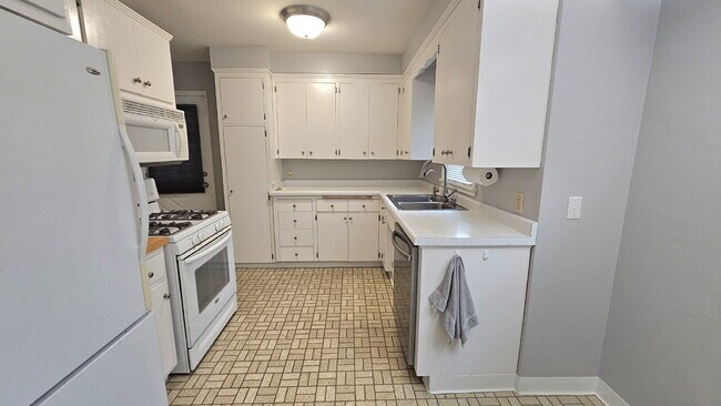 Building Photo - "Charming 3-Bed Home in Saint Paul - Cozy 1,385 Sq. Ft. Retreat!"