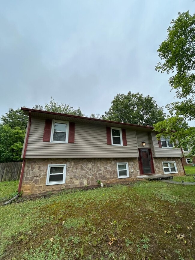 Building Photo - Fantastic Blacksburg Neighborhood