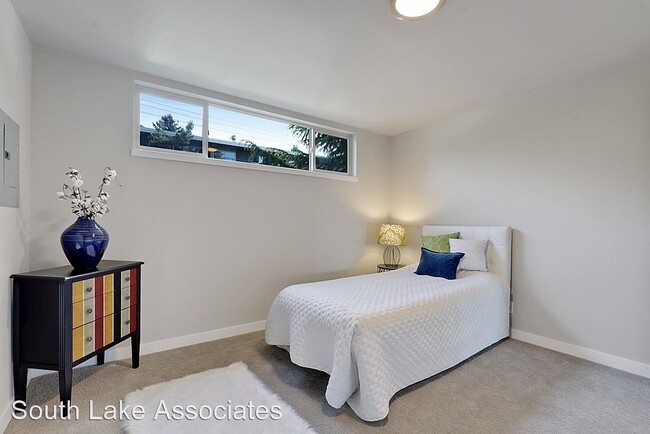 Building Photo - 2 br, 1 bath House - 3200 W. Commodore Way...
