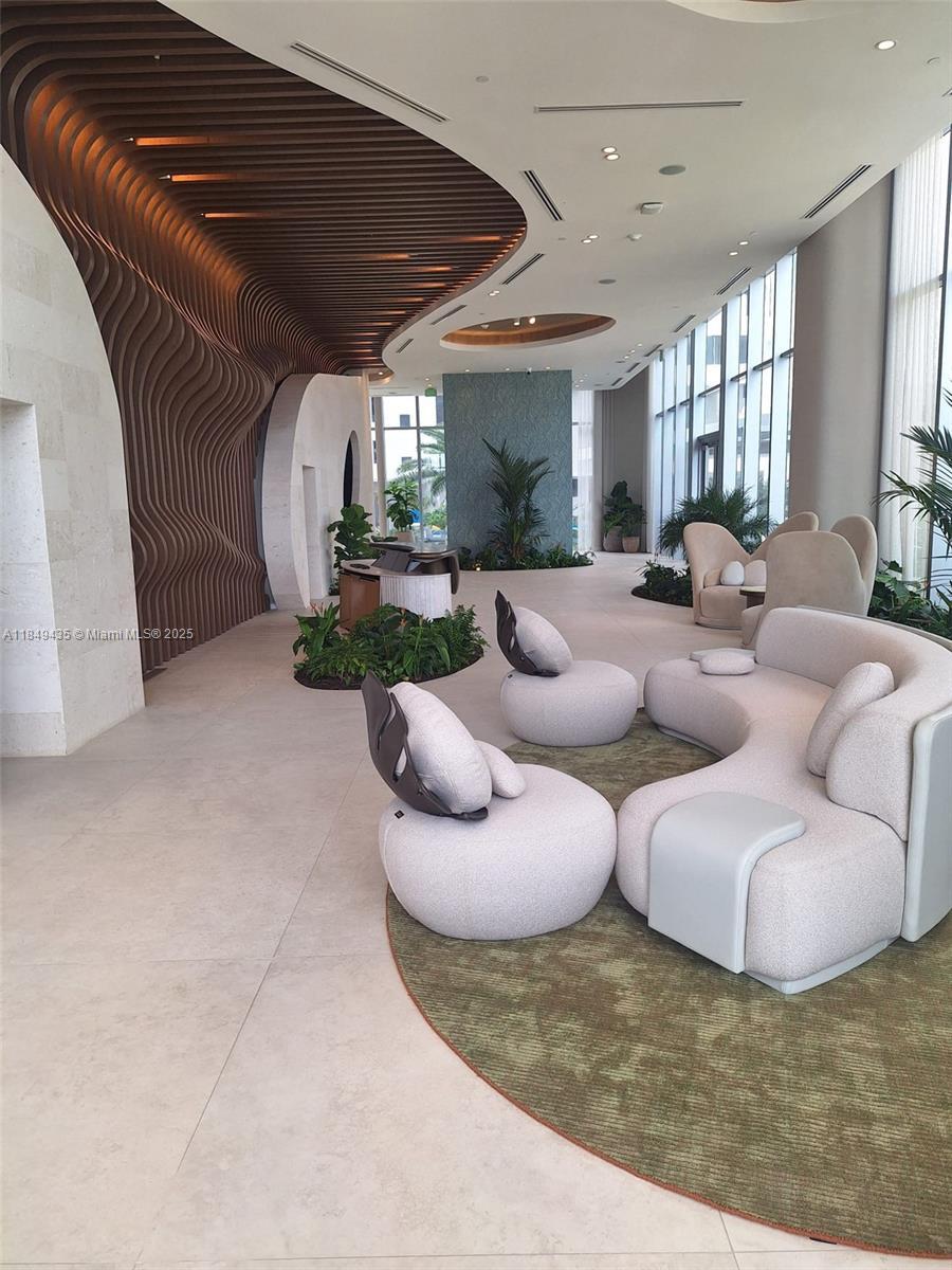 Building Photo - 700 NE 24th St