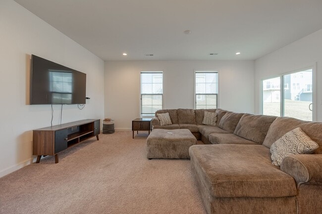 Building Photo - Modern Home with Open Floor Plan in Blacks...