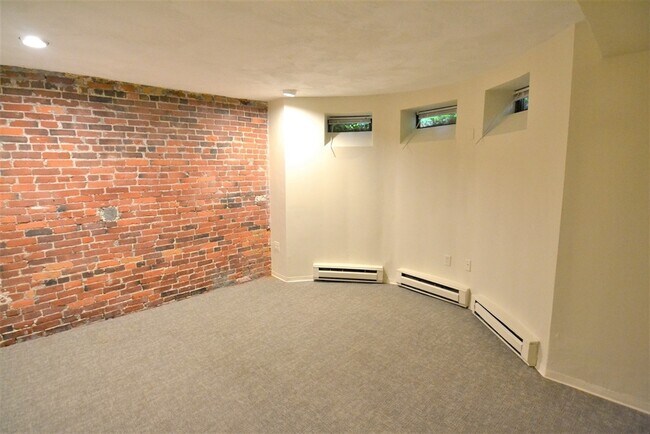 Building Photo - 67 St Germain St