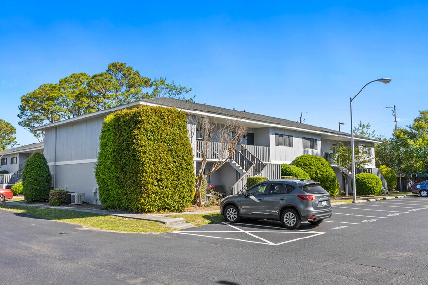 Exterior + parking - 4507 Holly Tree Rd