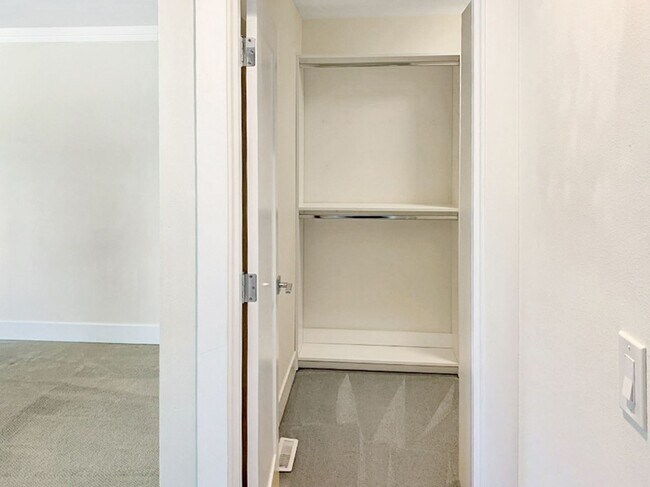 Building Photo - 4Bd/2.5Ba Renton Home