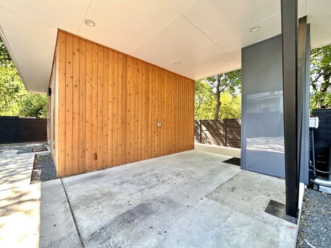 Building Photo - Spacious 2/BR 2.5/BA Modern Home with Abun...