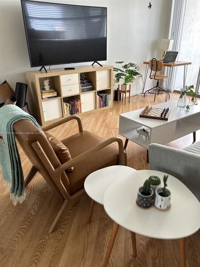 Primary Photo - 5880 Collins Ave