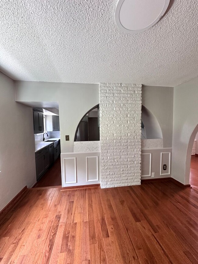 Building Photo - Pembroke Manor-4 bedroom 2.5 bath Single f...