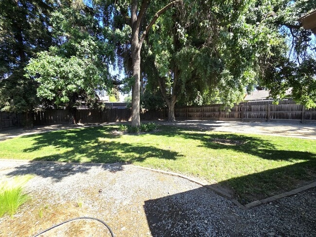 Building Photo - Immaculate 5 Bedroom 2.5 Bath Home Near Visalia Country Club