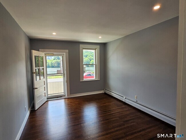 Building Photo - 301 Roosevelt Dr