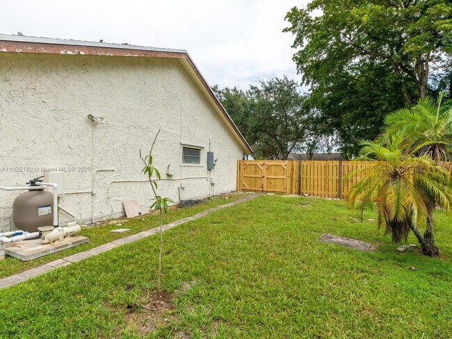 Building Photo - 741 E Plantation Cir