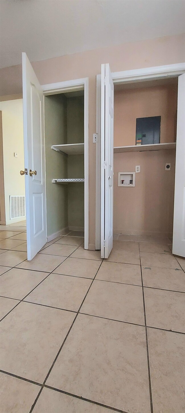 Building Photo - 207 Arco Iris Road