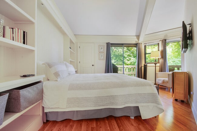 Building Photo - 403 Deerpath W