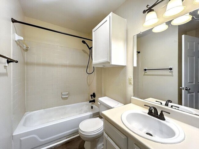 Building Photo - Charming 2-Bedroom Condo with Modern Ameni...