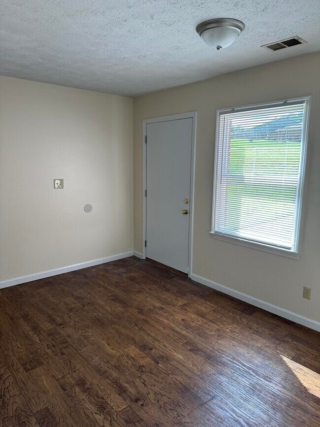 Building Photo - 165 Landings Dr