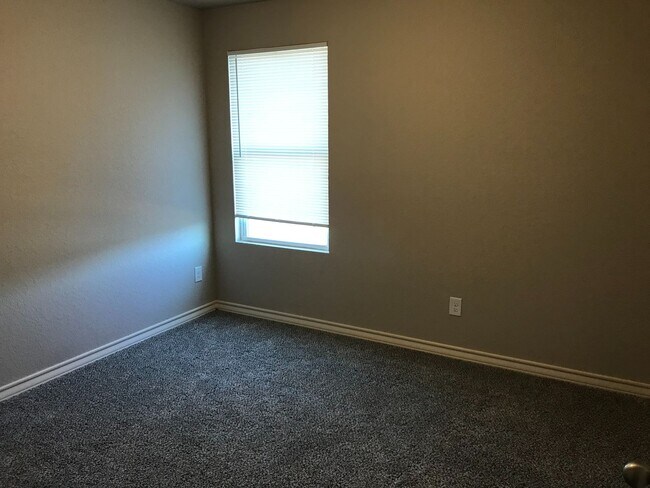 Building Photo - Townhome for rent