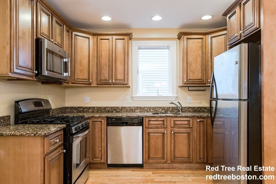 Building Photo - 164 Boylston St