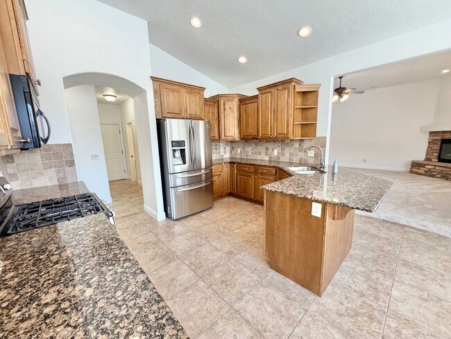 Building Photo - 988 E Silver Falls Dr