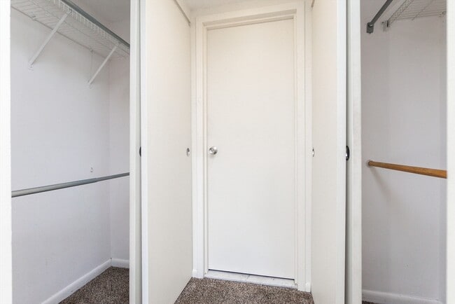 Building Photo - 404 Paradise Rd