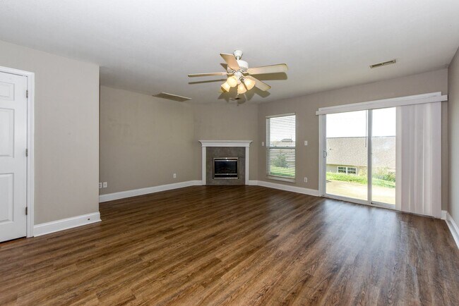 Building Photo - Maryville City 37801 - Very nice updated 2 bedroom, 1.5 bath townhome - Contact Troy Adams (865) ...