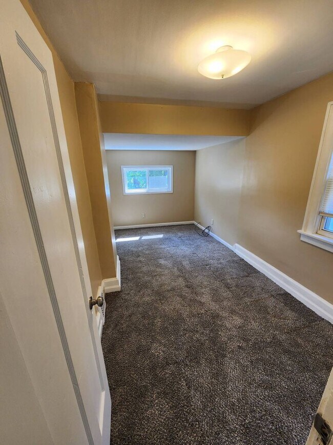 Building Photo - Charming 3-Bedroom Property In Prime location