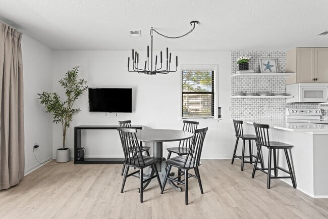 Building Photo - Cute fully furnished 1-Bedroom Codo in Sea...